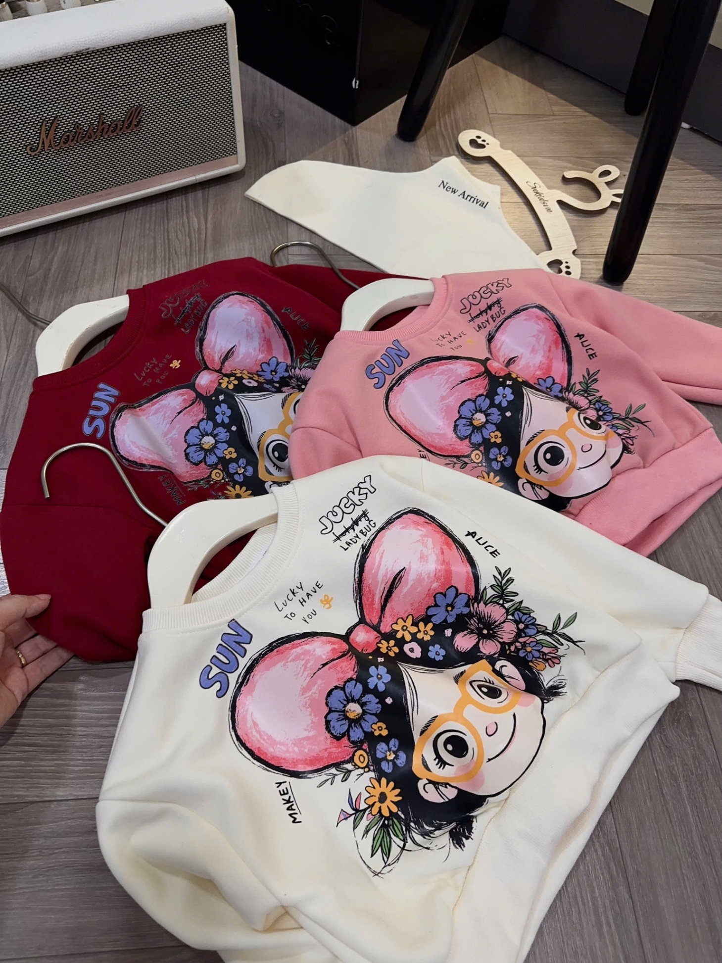 Sét bộ nỉ cô gái đeo nơ quần xuông kẻ bé gái