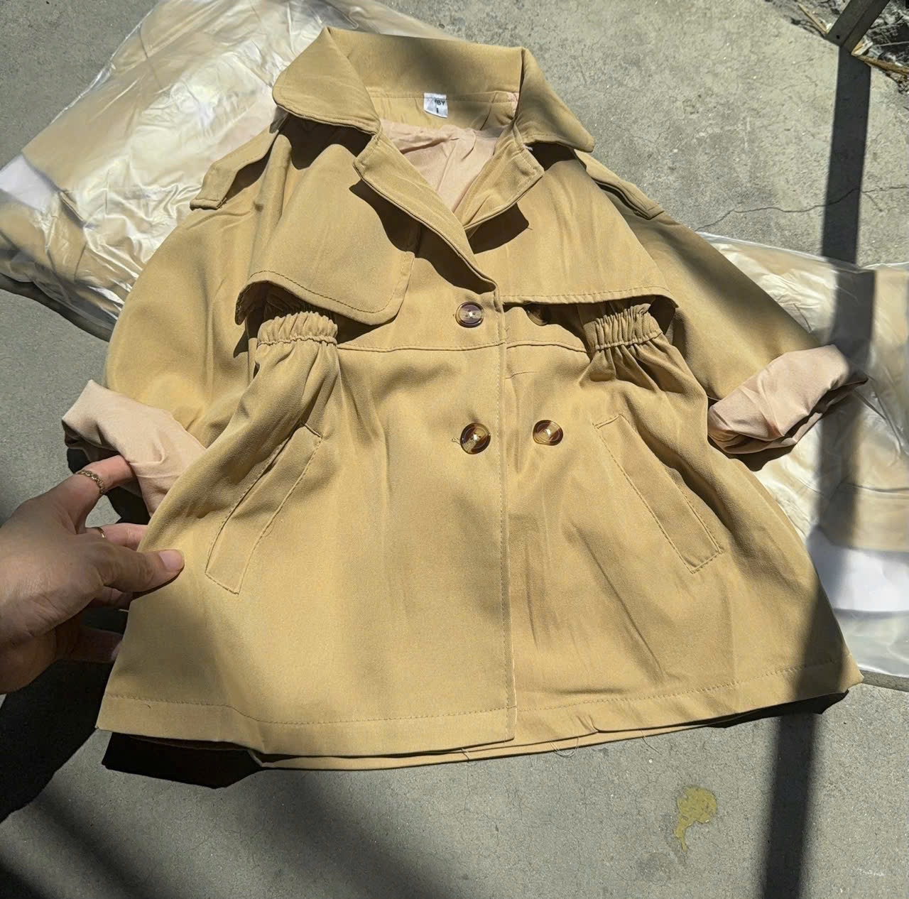 Áo măng to kaki bé gái