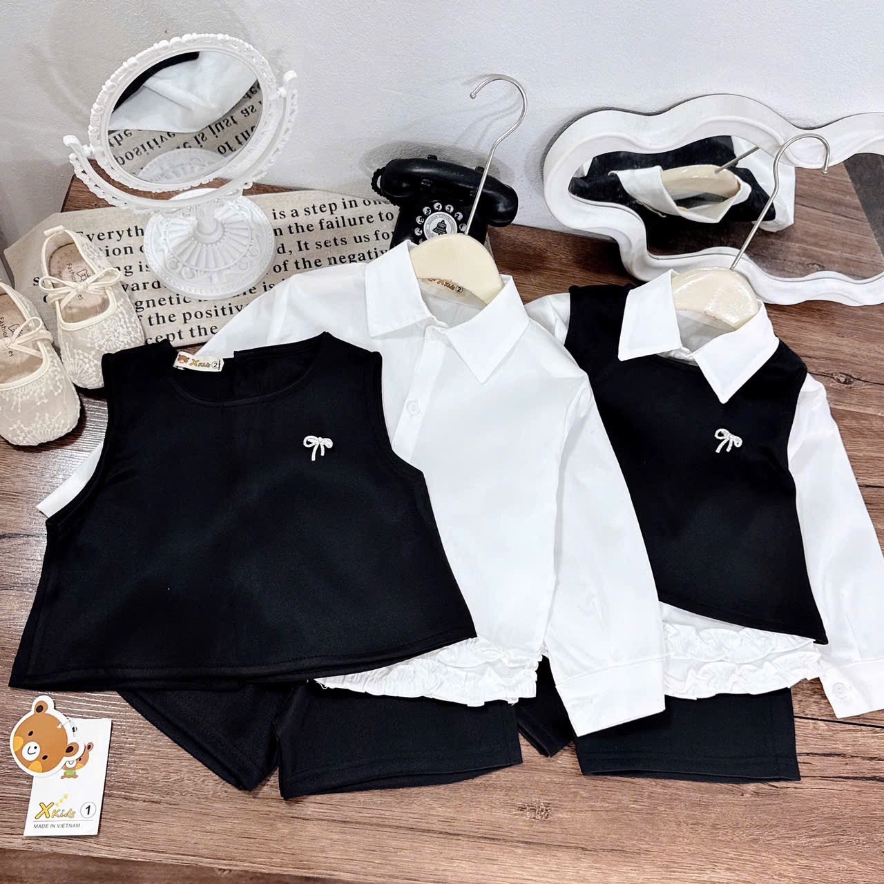 Sét 3 chi tiết gile kèm sơ mi quấn sooc bé gái