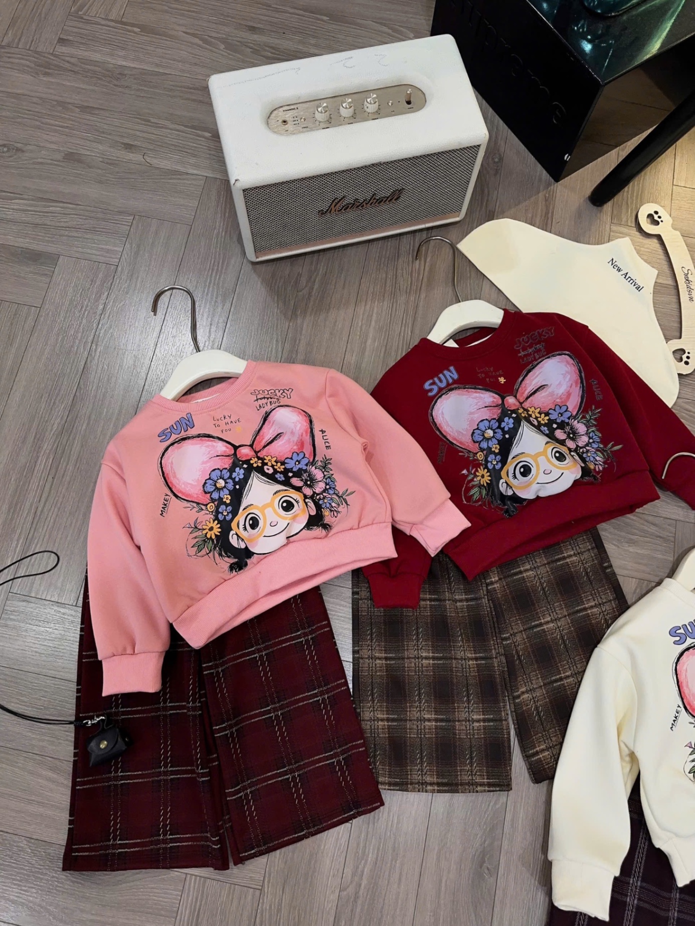 Sét bộ nỉ cô gái đeo nơ quần xuông kẻ bé gái