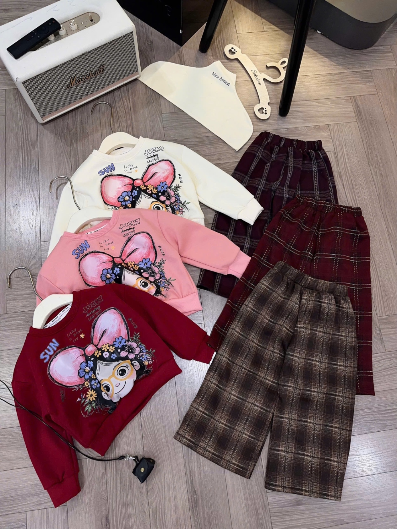 Sét bộ nỉ cô gái đeo nơ quần xuông kẻ bé gái