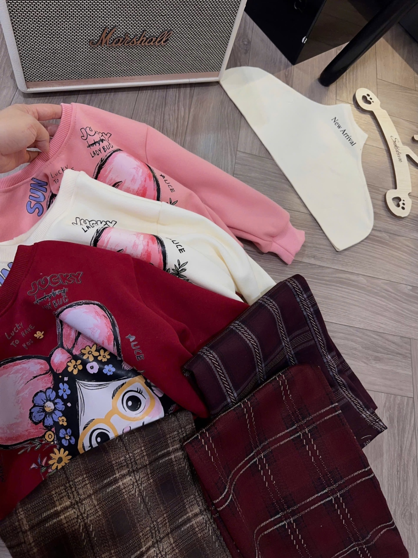 Sét bộ nỉ cô gái đeo nơ quần xuông kẻ bé gái