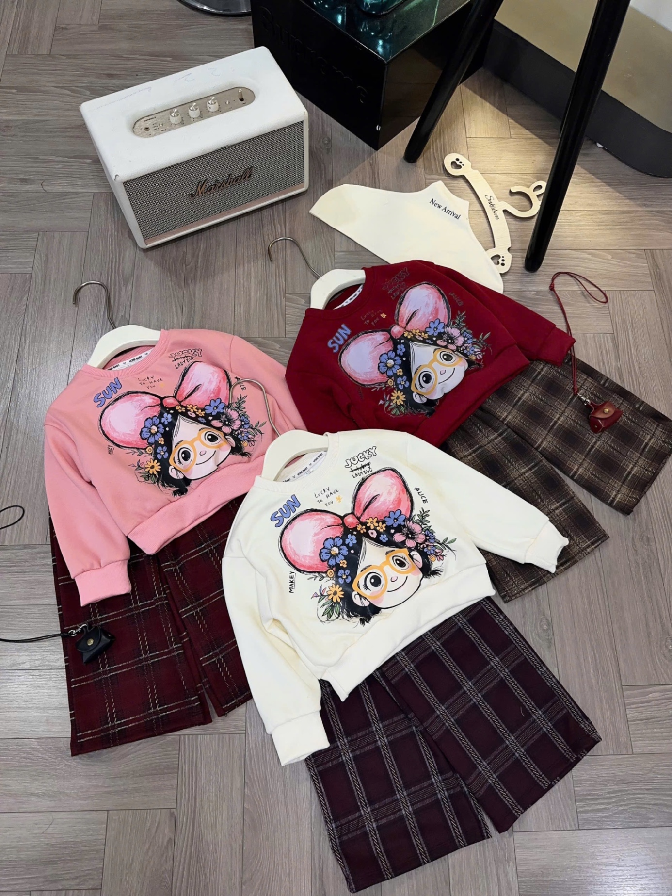 Sét bộ nỉ cô gái đeo nơ quần xuông kẻ bé gái