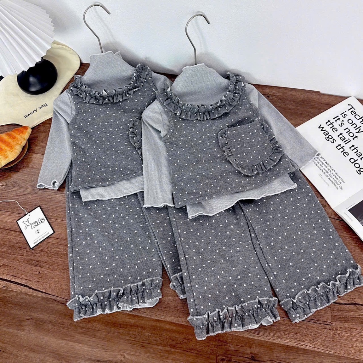 Sét bộ chấm bi xám gile nơ đen quần xuông bé gái