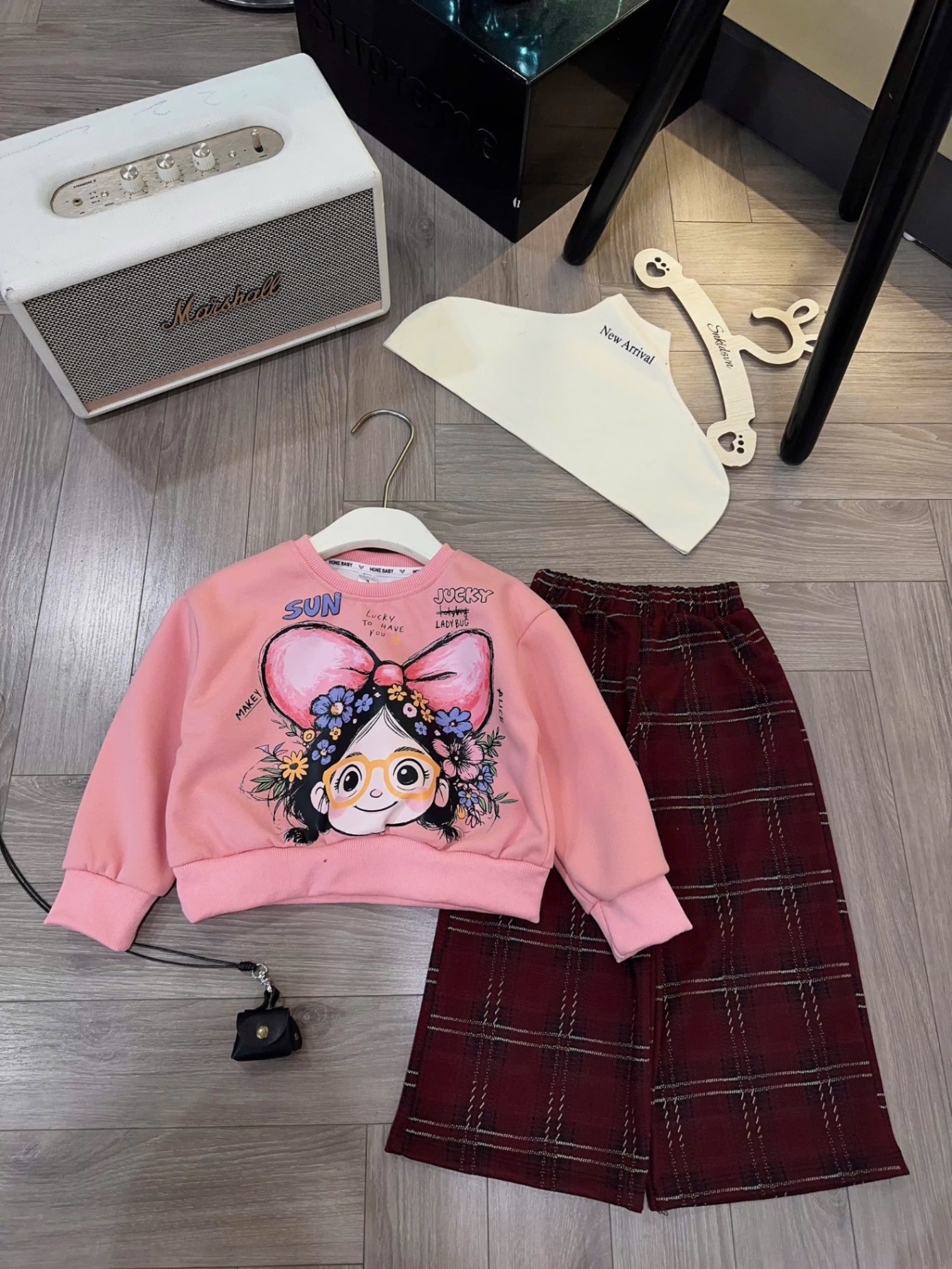 Sét bộ nỉ cô gái đeo nơ quần xuông kẻ bé gái