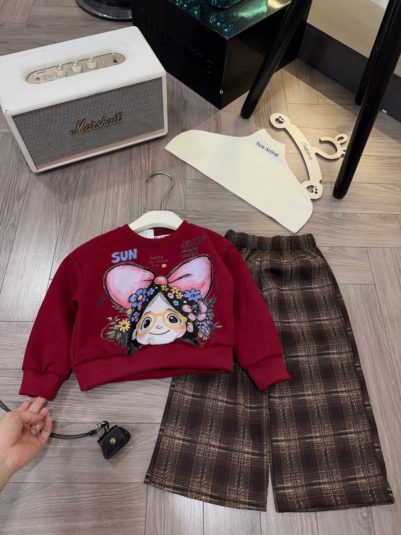 Sét bộ nỉ cô gái đeo nơ quần xuông kẻ bé gái