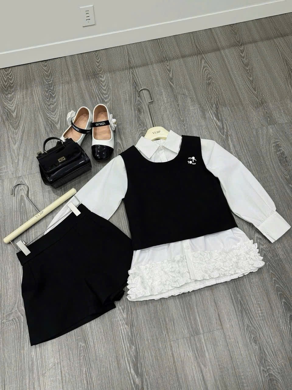 Sét 3 chi tiết gile kèm sơ mi quấn sooc bé gái