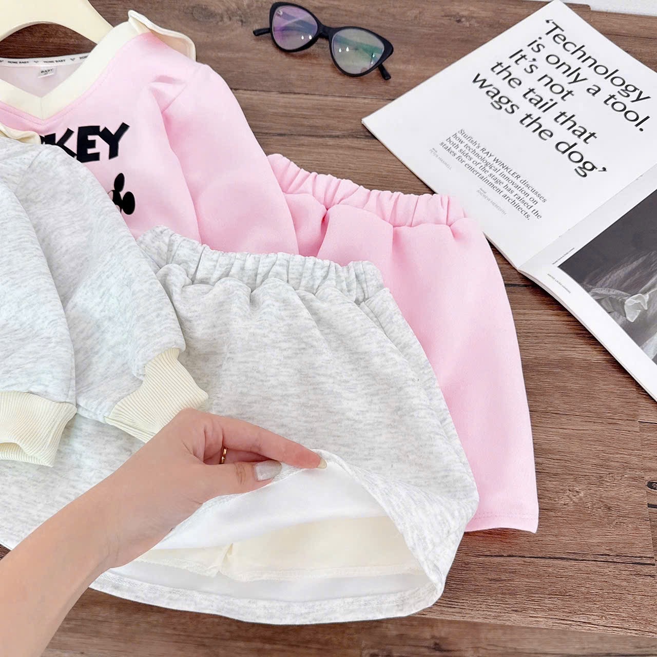 Sét nỉ bộ mickyyy cổ tim bé gái