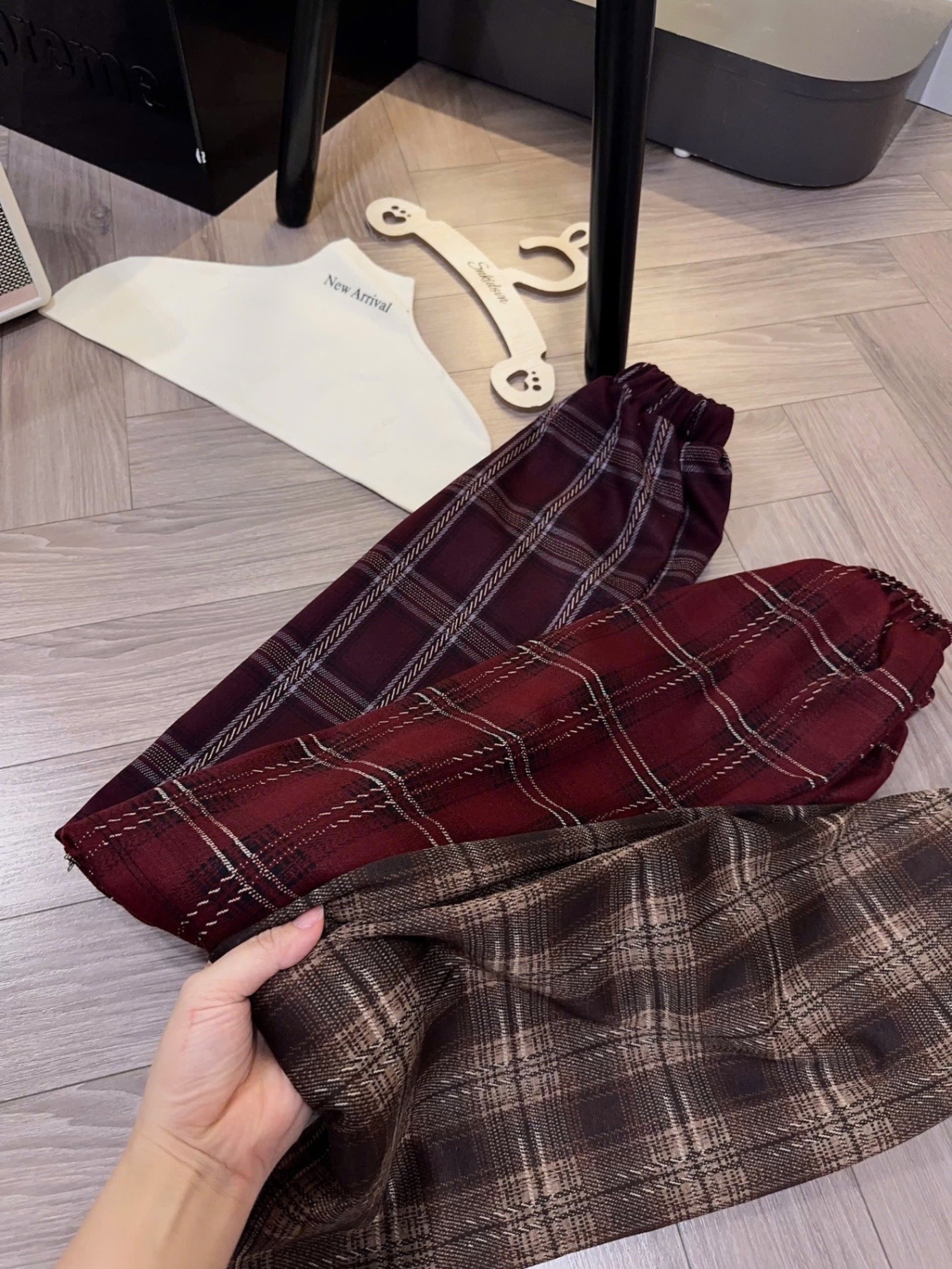 Sét bộ nỉ cô gái đeo nơ quần xuông kẻ bé gái