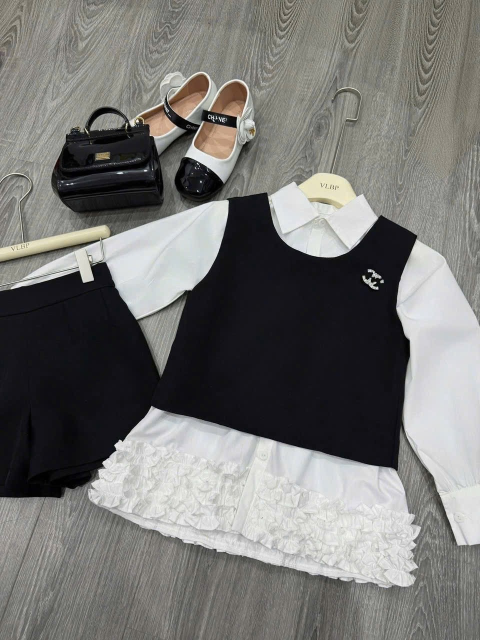 Sét 3 chi tiết gile kèm sơ mi quấn sooc bé gái