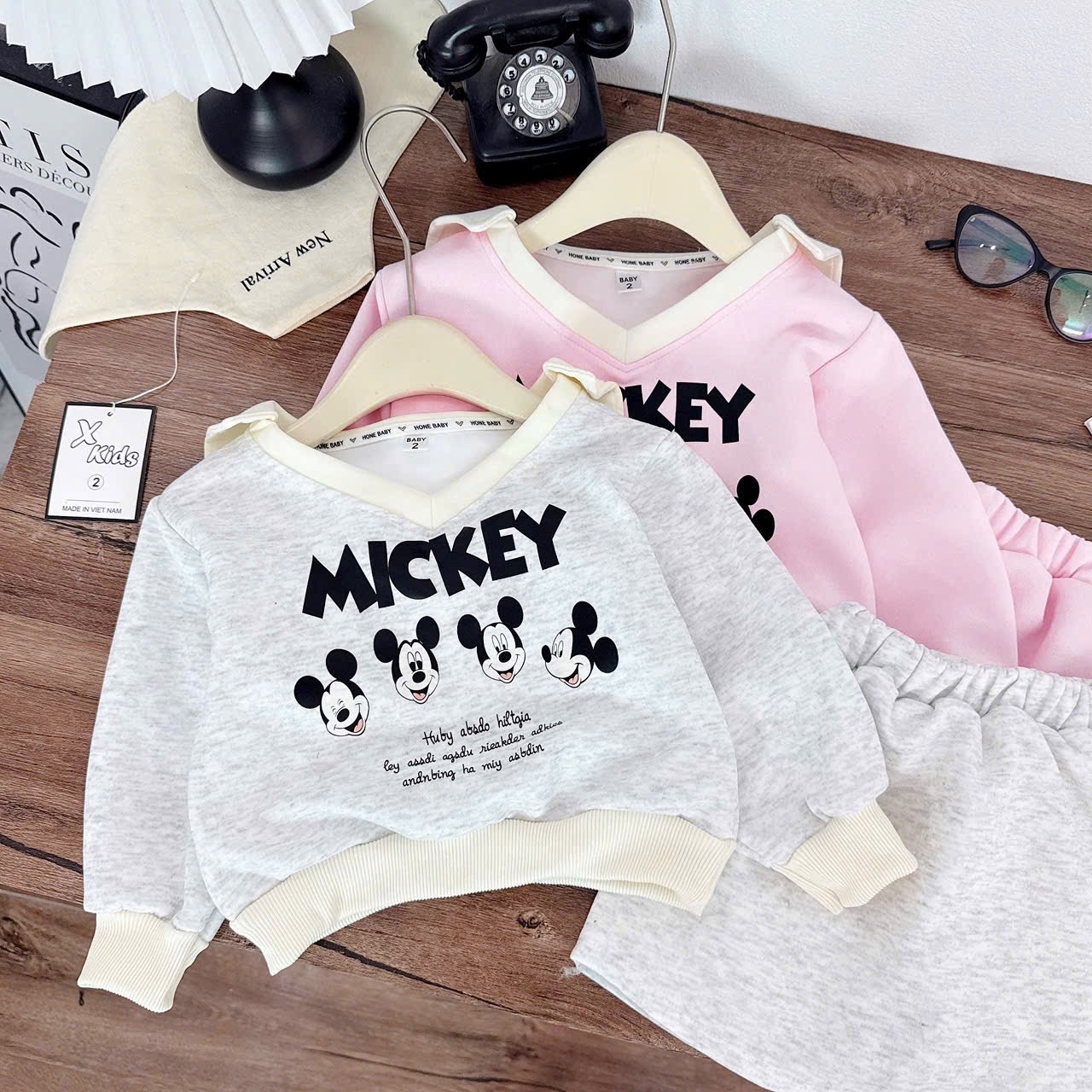 Sét nỉ bộ mickyyy cổ tim bé gái
