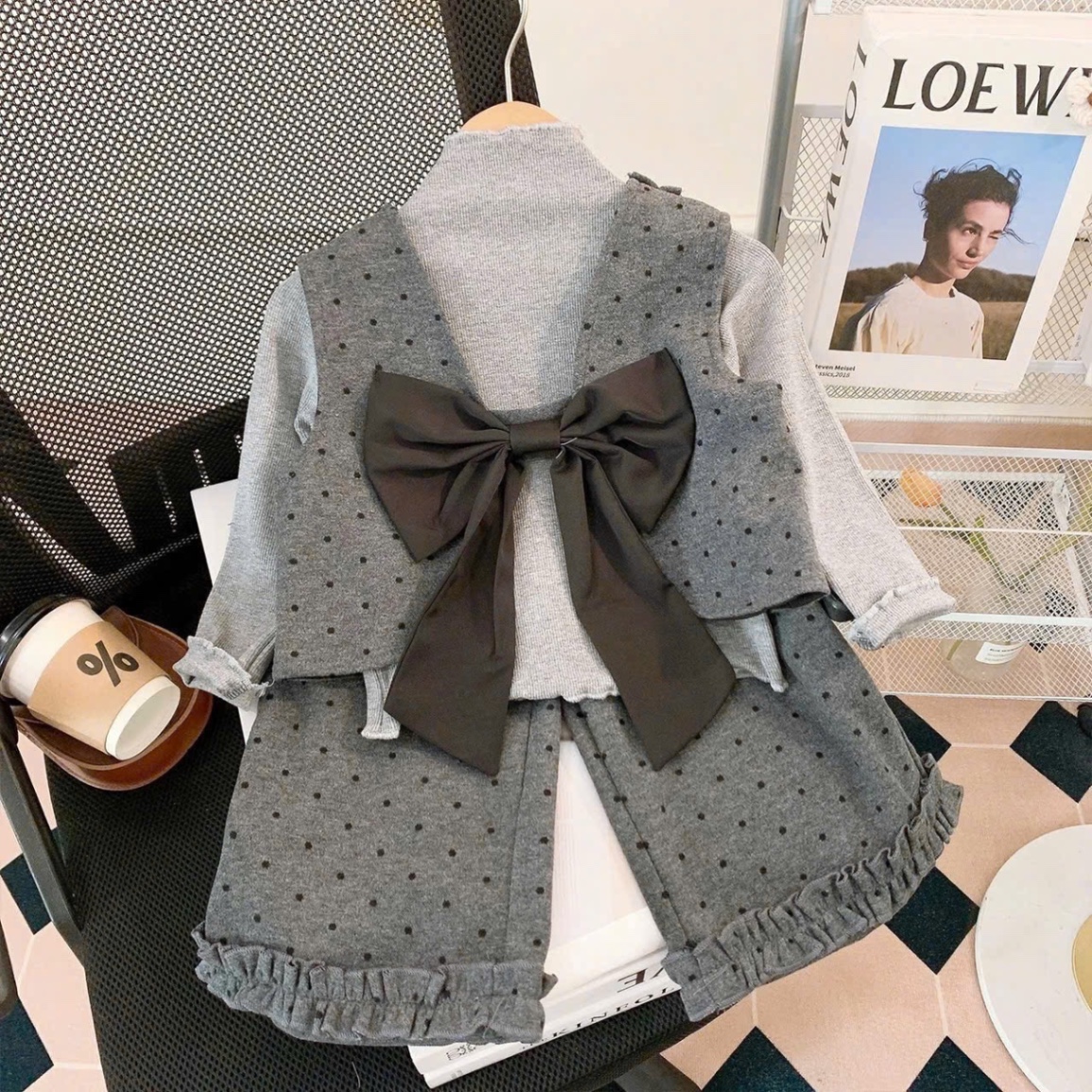 Sét bộ chấm bi xám gile nơ đen quần xuông bé gái
