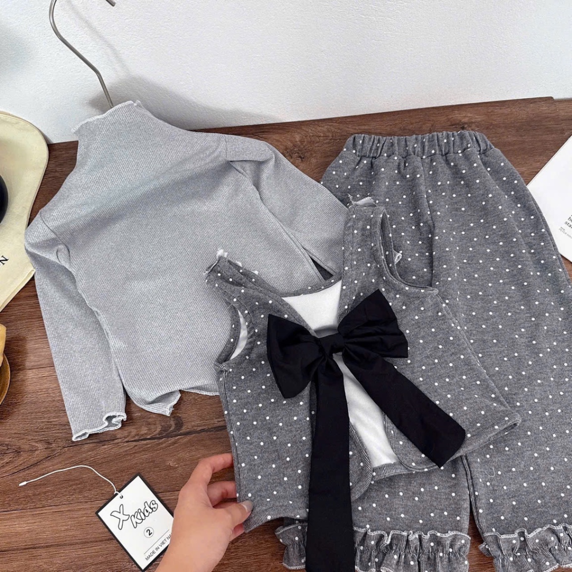 Sét bộ chấm bi xám gile nơ đen quần xuông bé gái