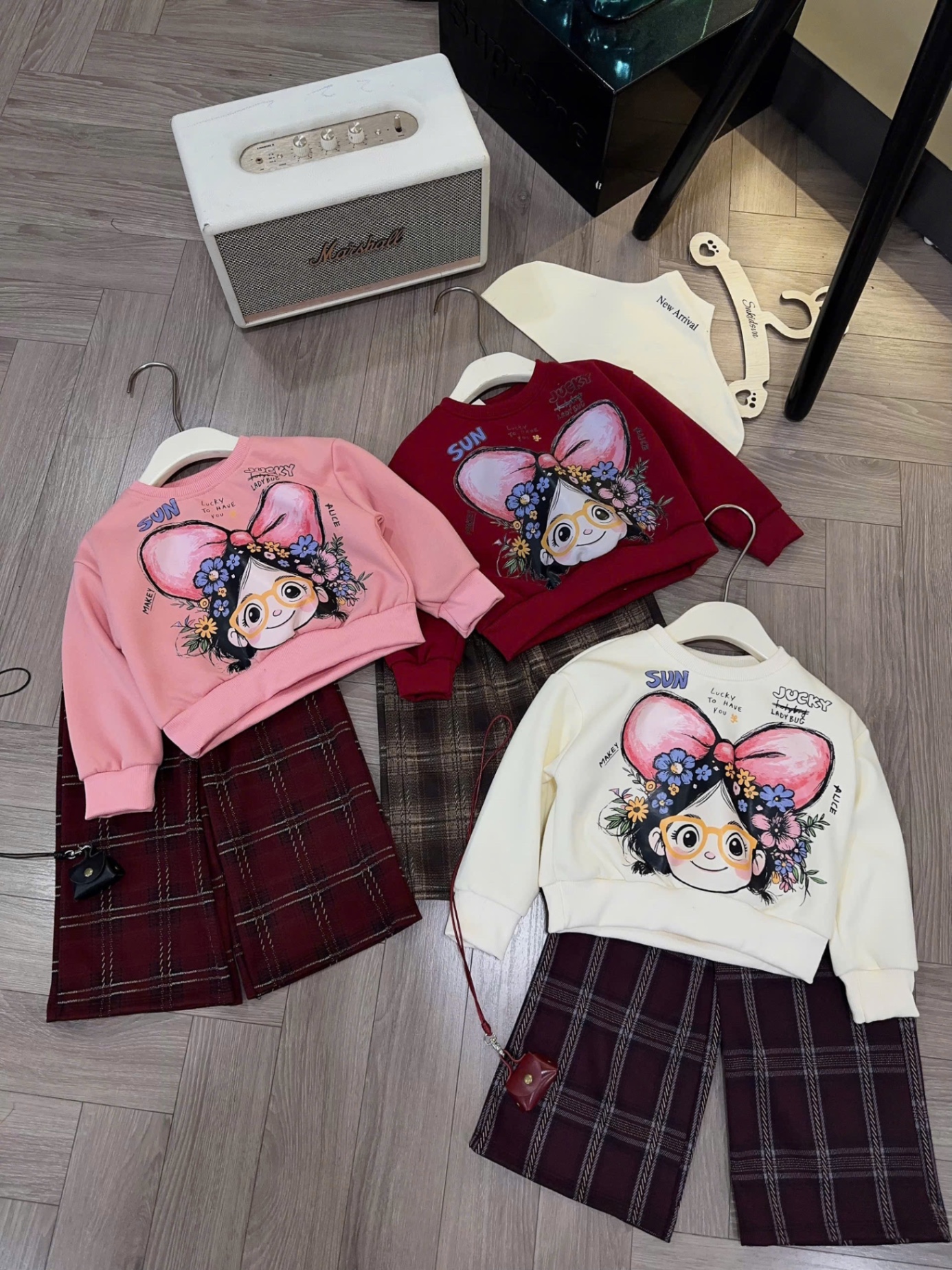 Sét bộ nỉ cô gái đeo nơ quần xuông kẻ bé gái