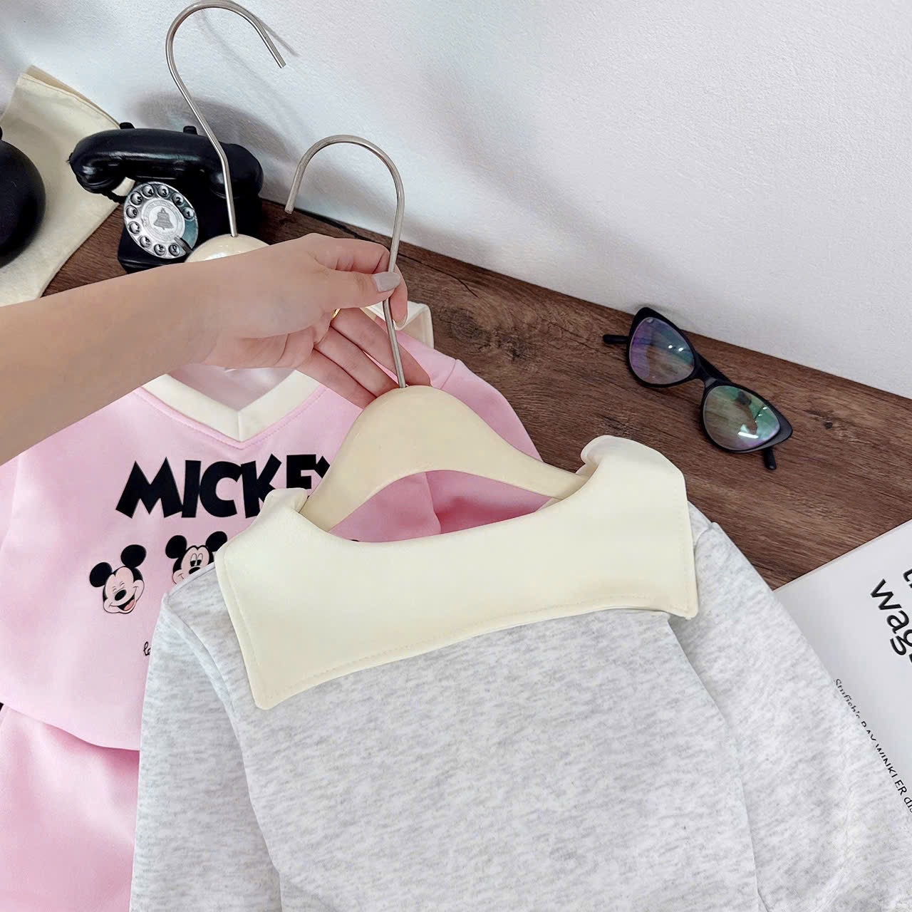 Sét nỉ bộ mickyyy cổ tim bé gái