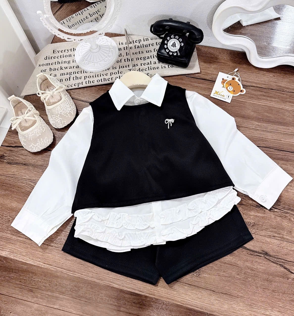 Sét 3 chi tiết gile kèm sơ mi quấn sooc bé gái