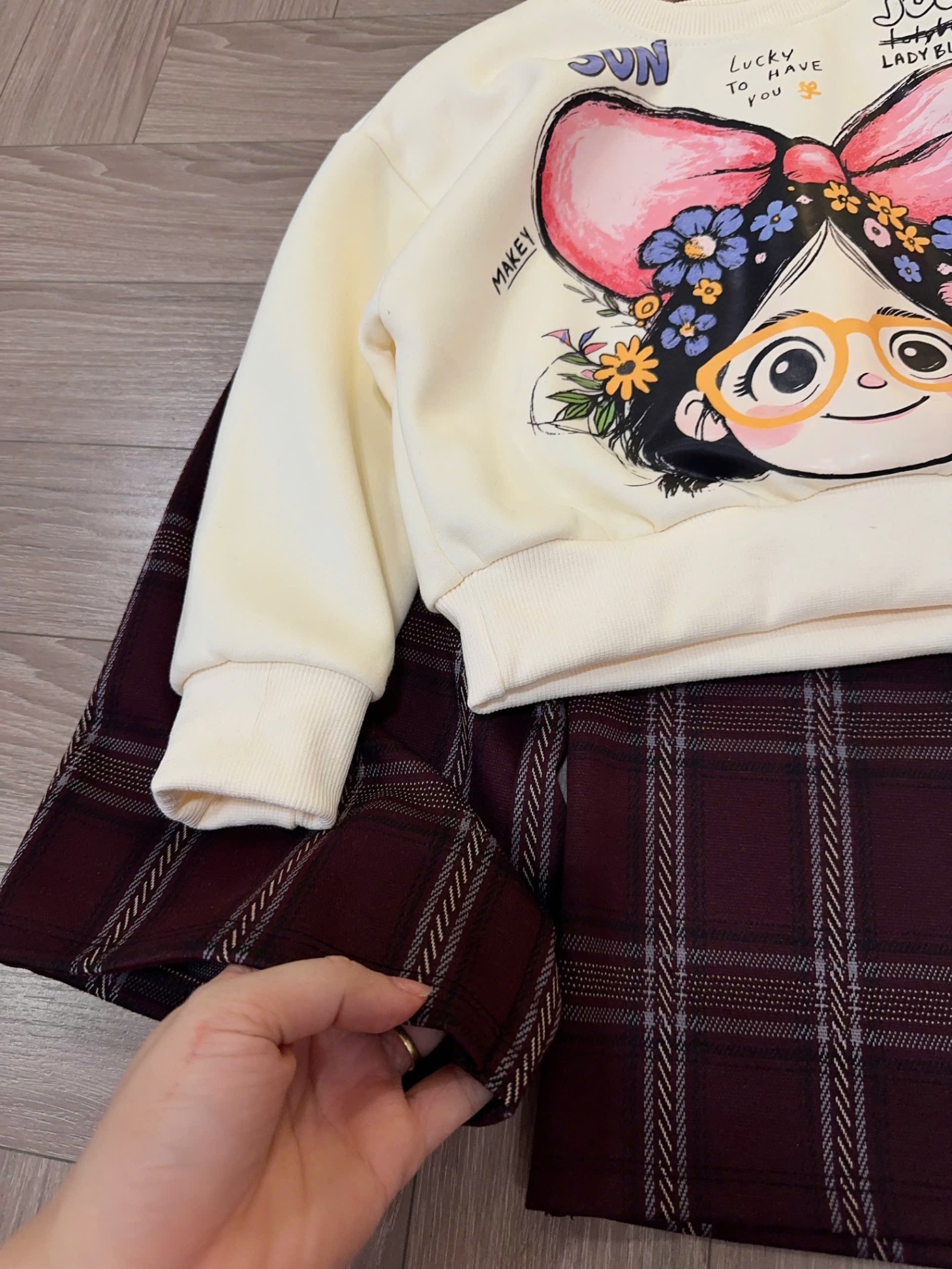 Sét bộ nỉ cô gái đeo nơ quần xuông kẻ bé gái