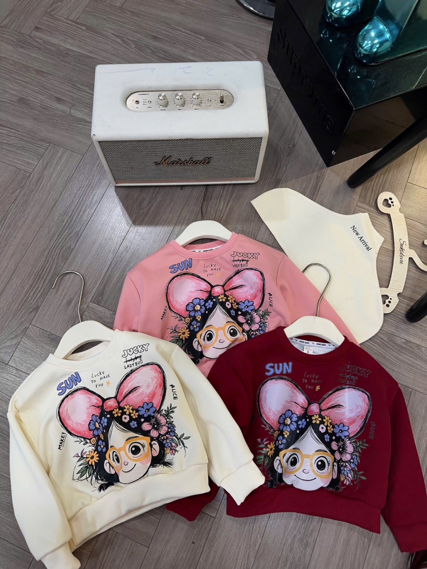 Sét bộ nỉ cô gái đeo nơ quần xuông kẻ bé gái