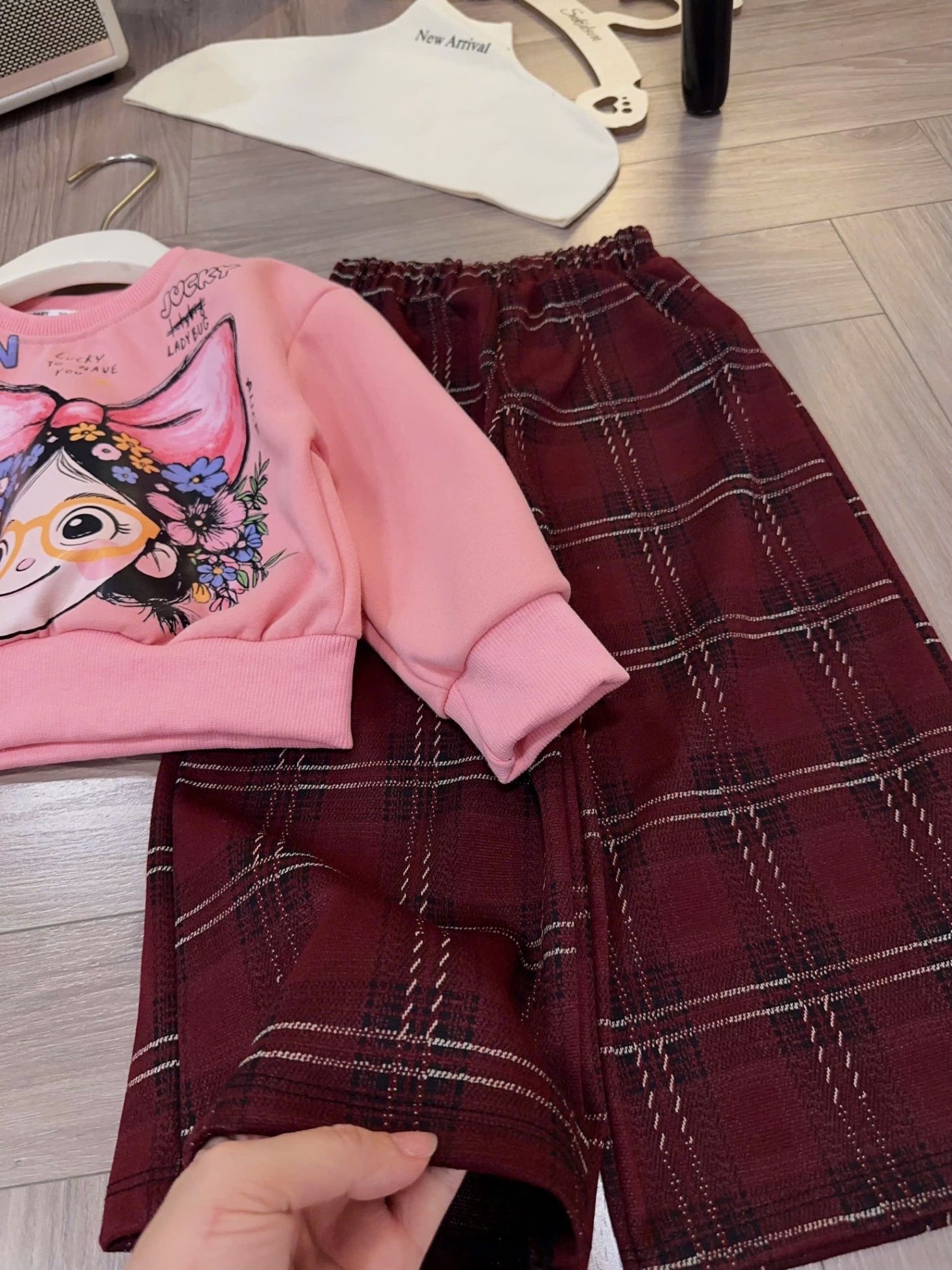 Sét bộ nỉ cô gái đeo nơ quần xuông kẻ bé gái