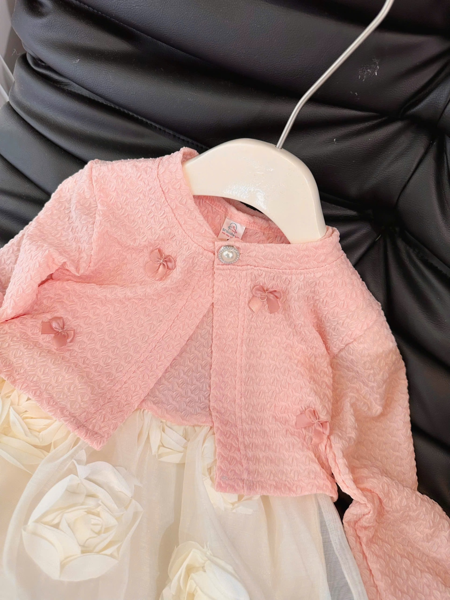 Sét váy phối voan hoa hồng kèm áo khoác ngoài bé gái