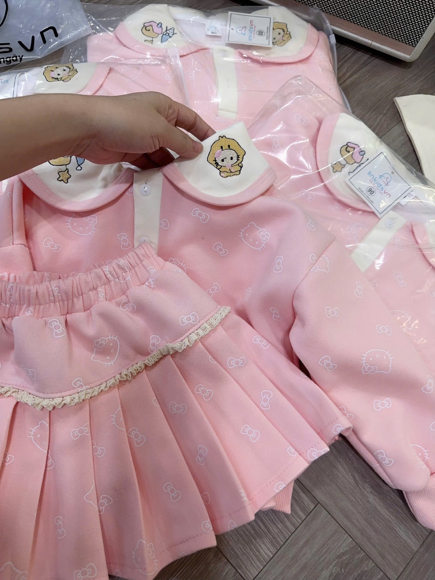 Sét bộ nỉ kitty in tràn cv dập ly bé gái