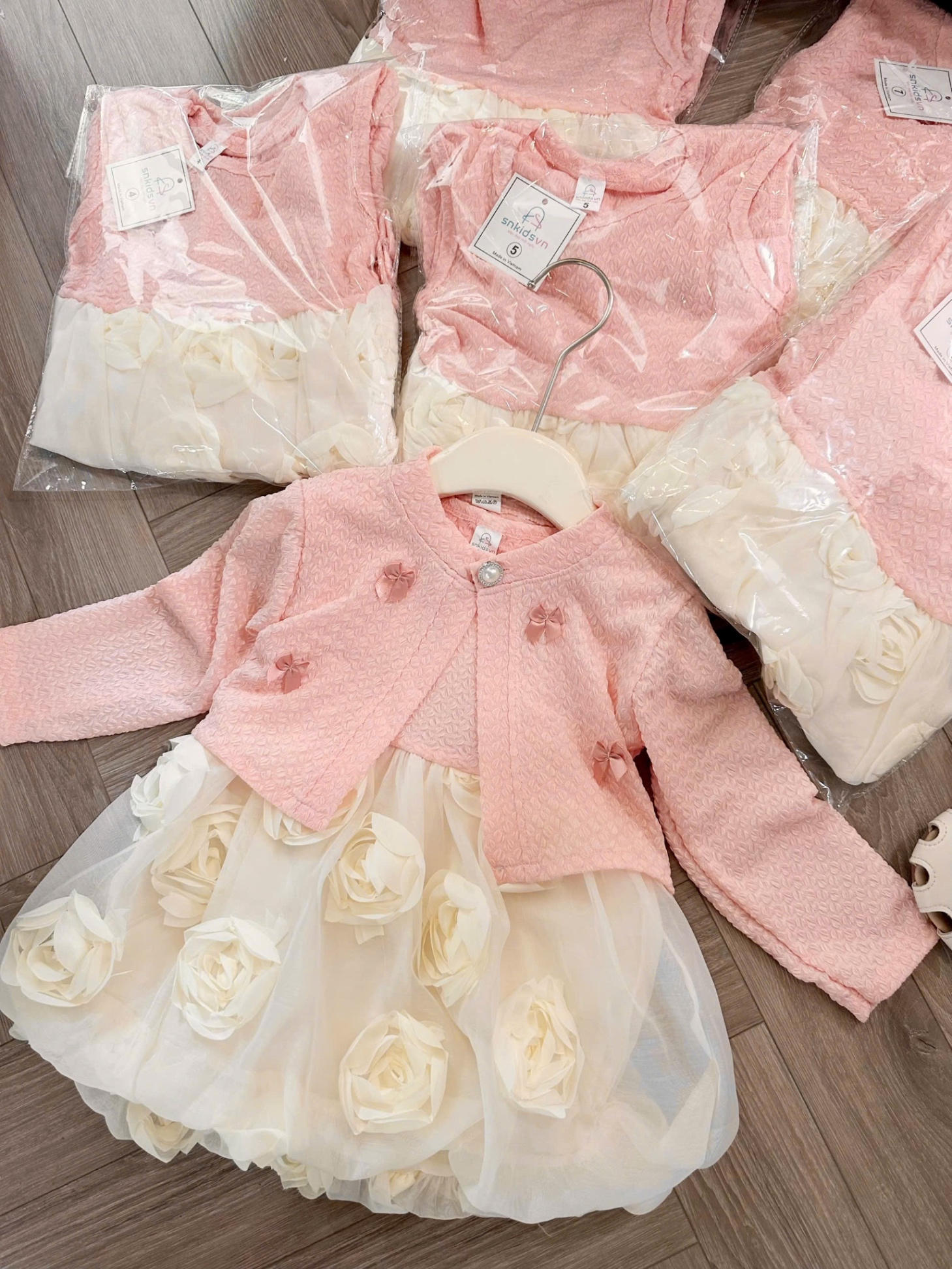 Sét váy phối voan hoa hồng kèm áo khoác ngoài bé gái