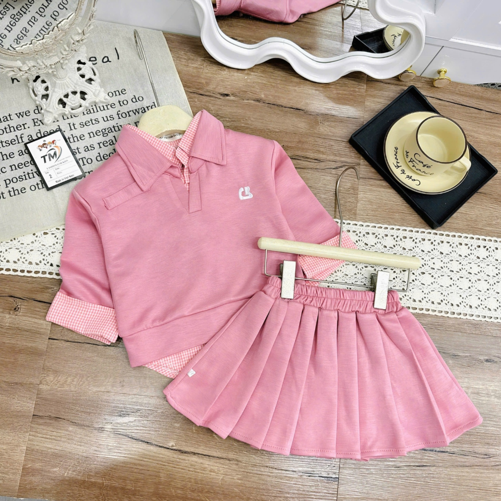 Sét bộ nỉ hồng phối cổ và vạt sơ mi liền cv dập ly bé gái