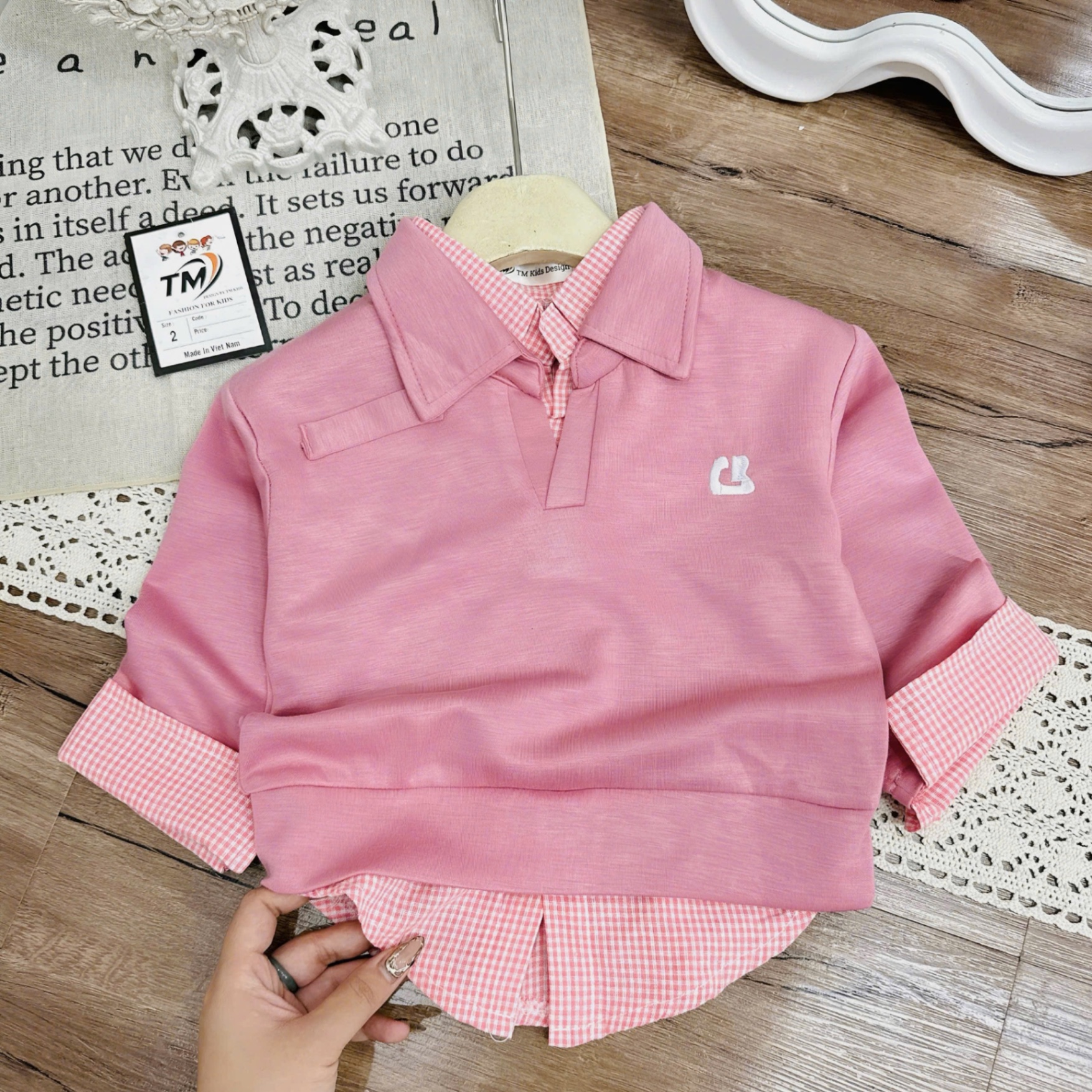 Sét bộ nỉ hồng phối cổ và vạt sơ mi liền cv dập ly bé gái