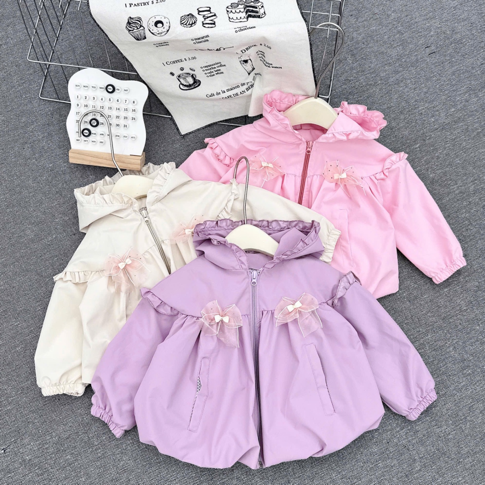 Áo gió mũ liền bé gái