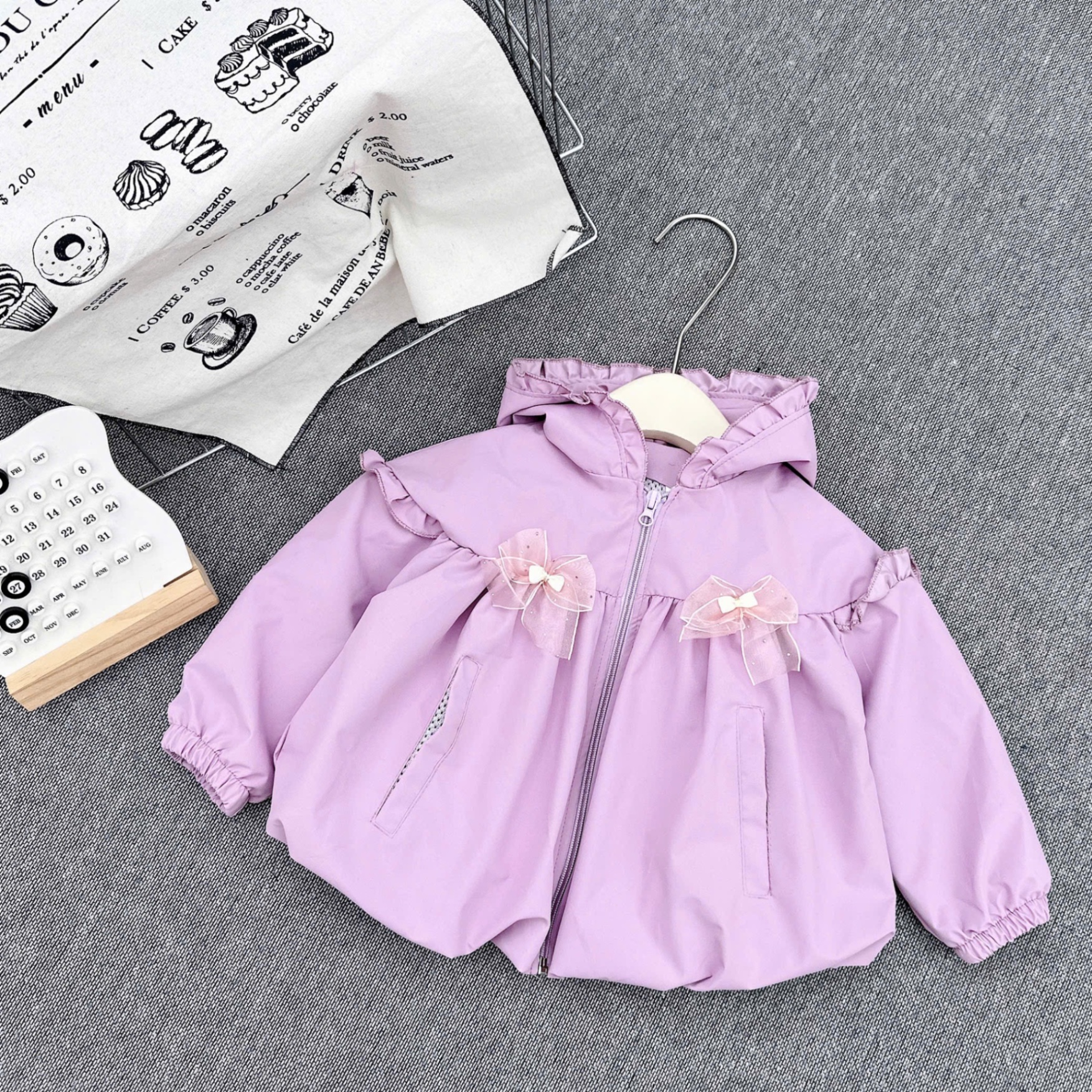 Áo gió mũ liền bé gái