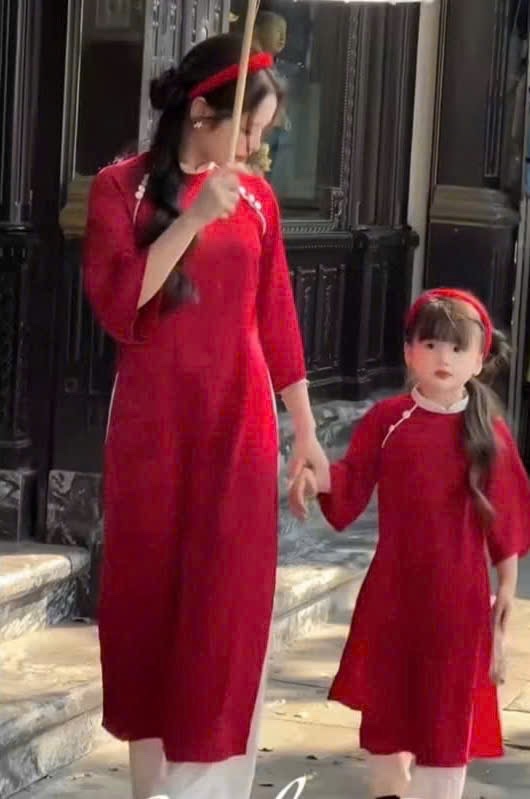 Qt Áo gài gấm lụa kèm bờm bé gái