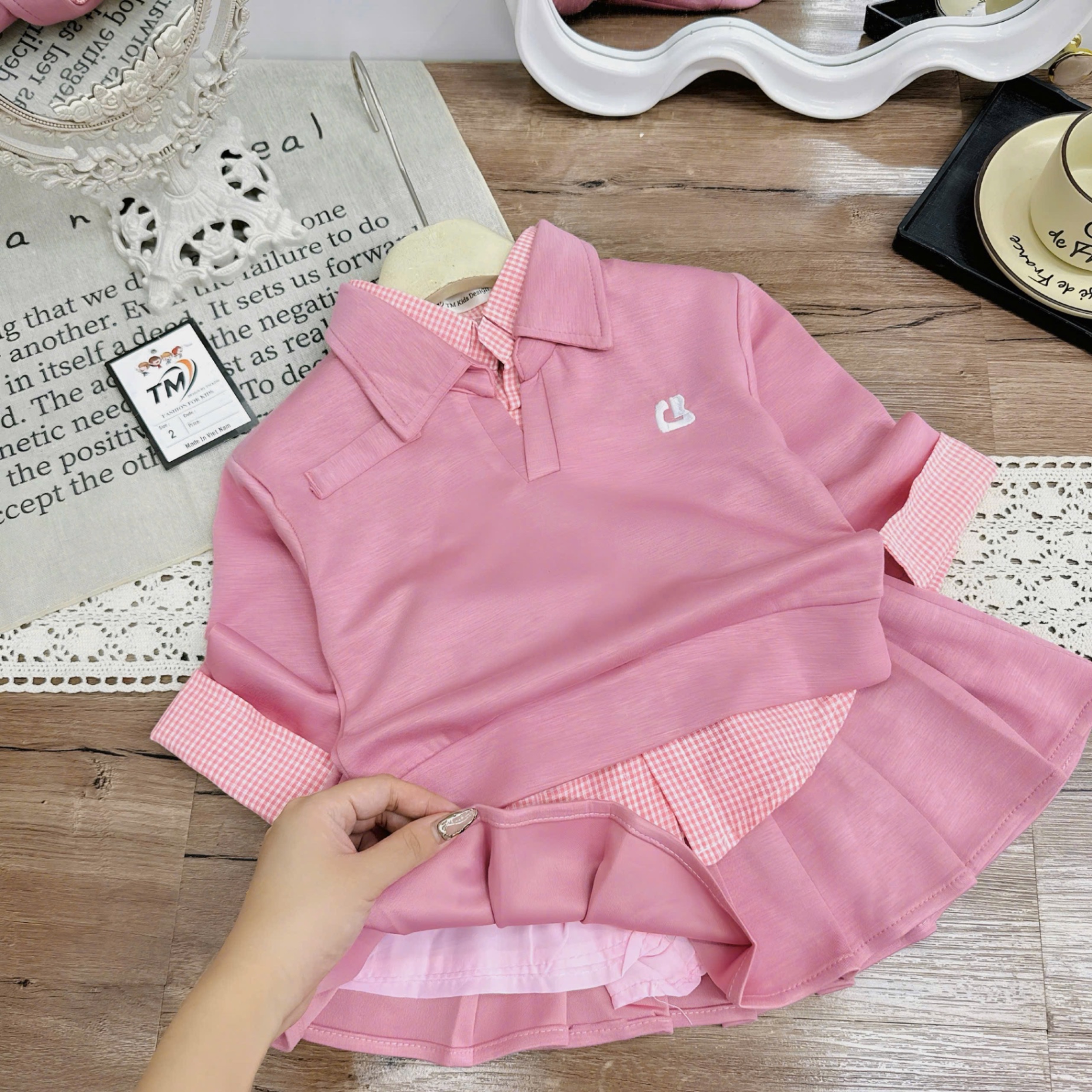 Sét bộ nỉ hồng phối cổ và vạt sơ mi liền cv dập ly bé gái