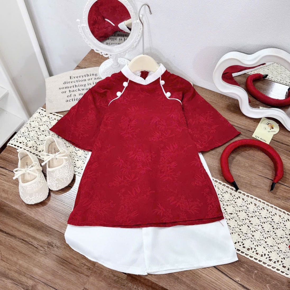 Qt Áo gài gấm lụa kèm bờm bé gái