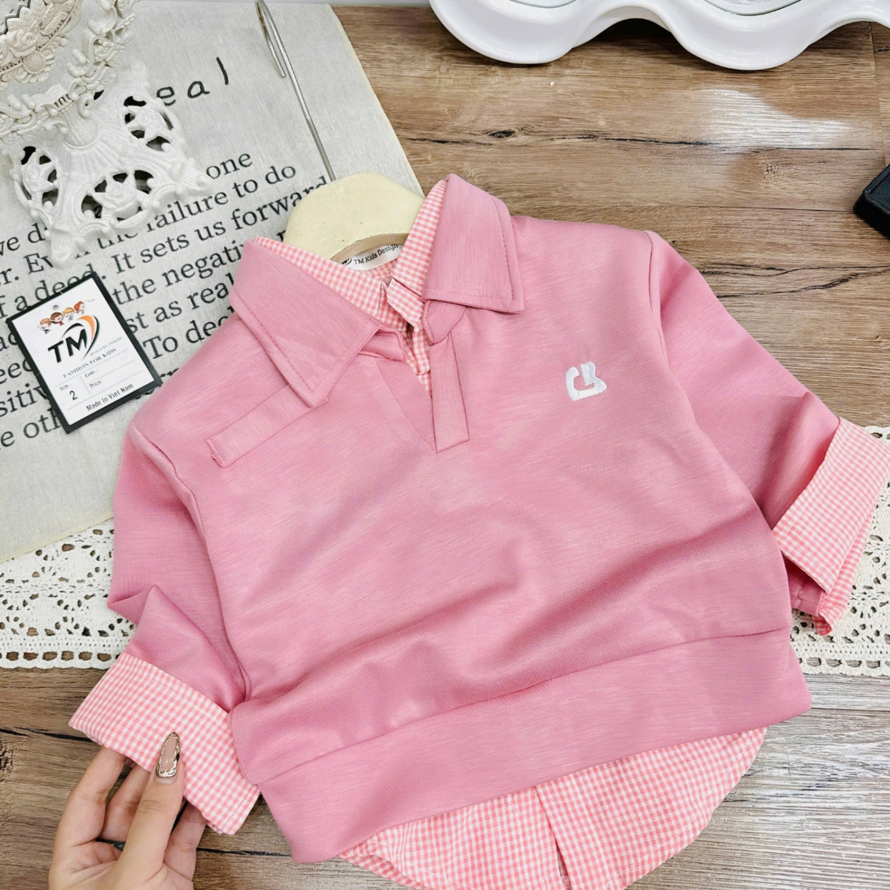Sét bộ nỉ hồng phối cổ và vạt sơ mi liền cv dập ly bé gái