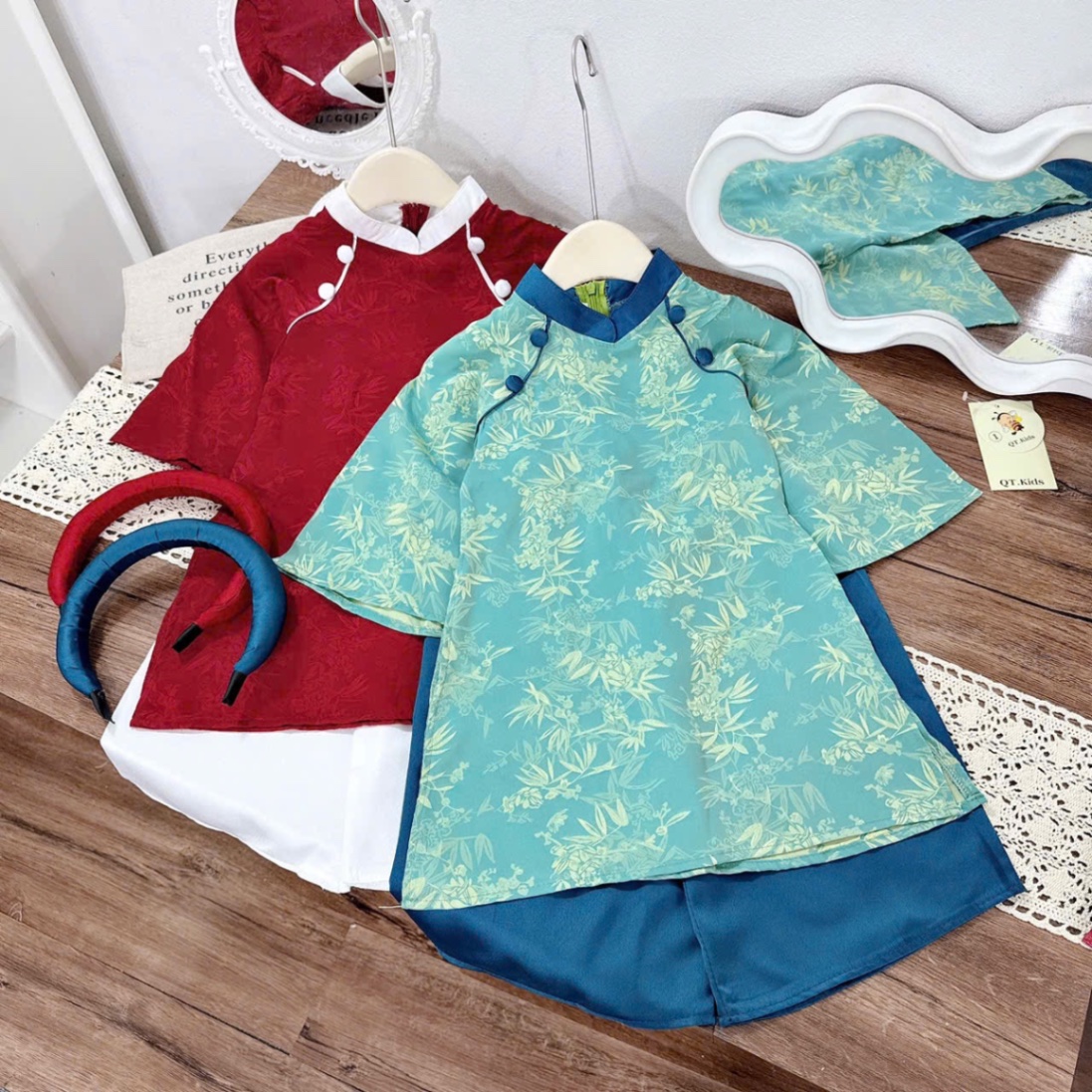 Qt Áo gài gấm lụa kèm bờm bé gái