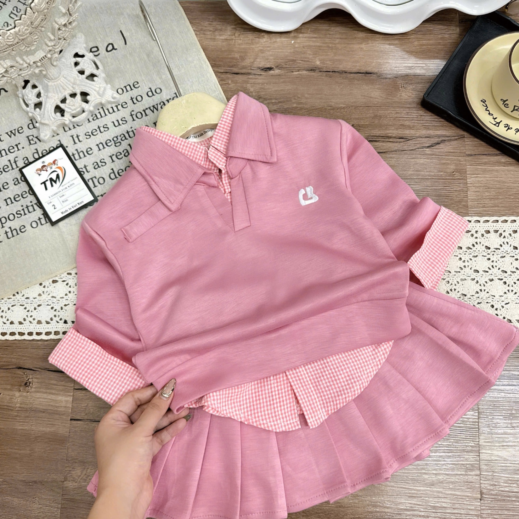 Sét bộ nỉ hồng phối cổ và vạt sơ mi liền cv dập ly bé gái