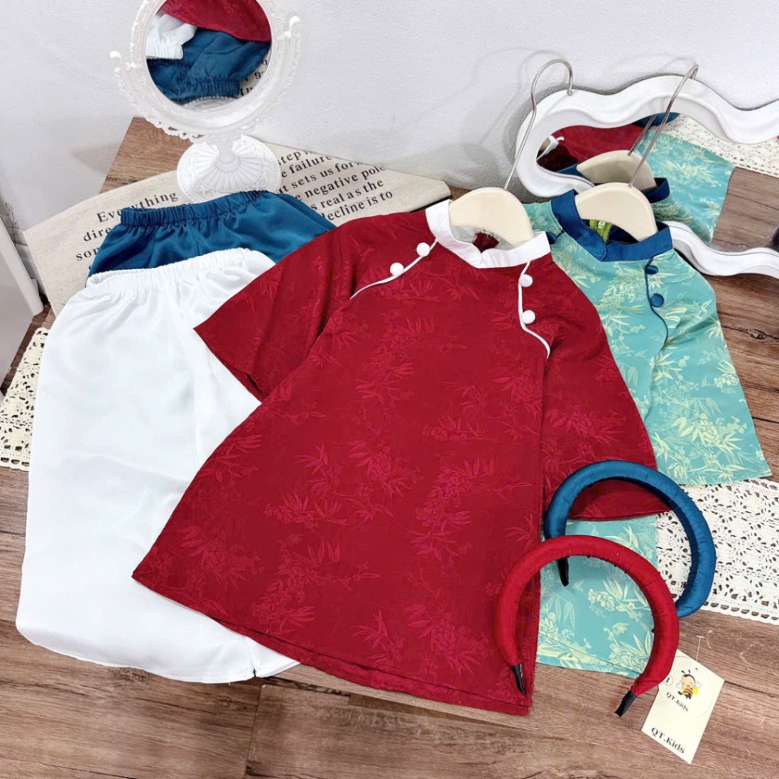 Qt Áo gài gấm lụa kèm bờm bé gái