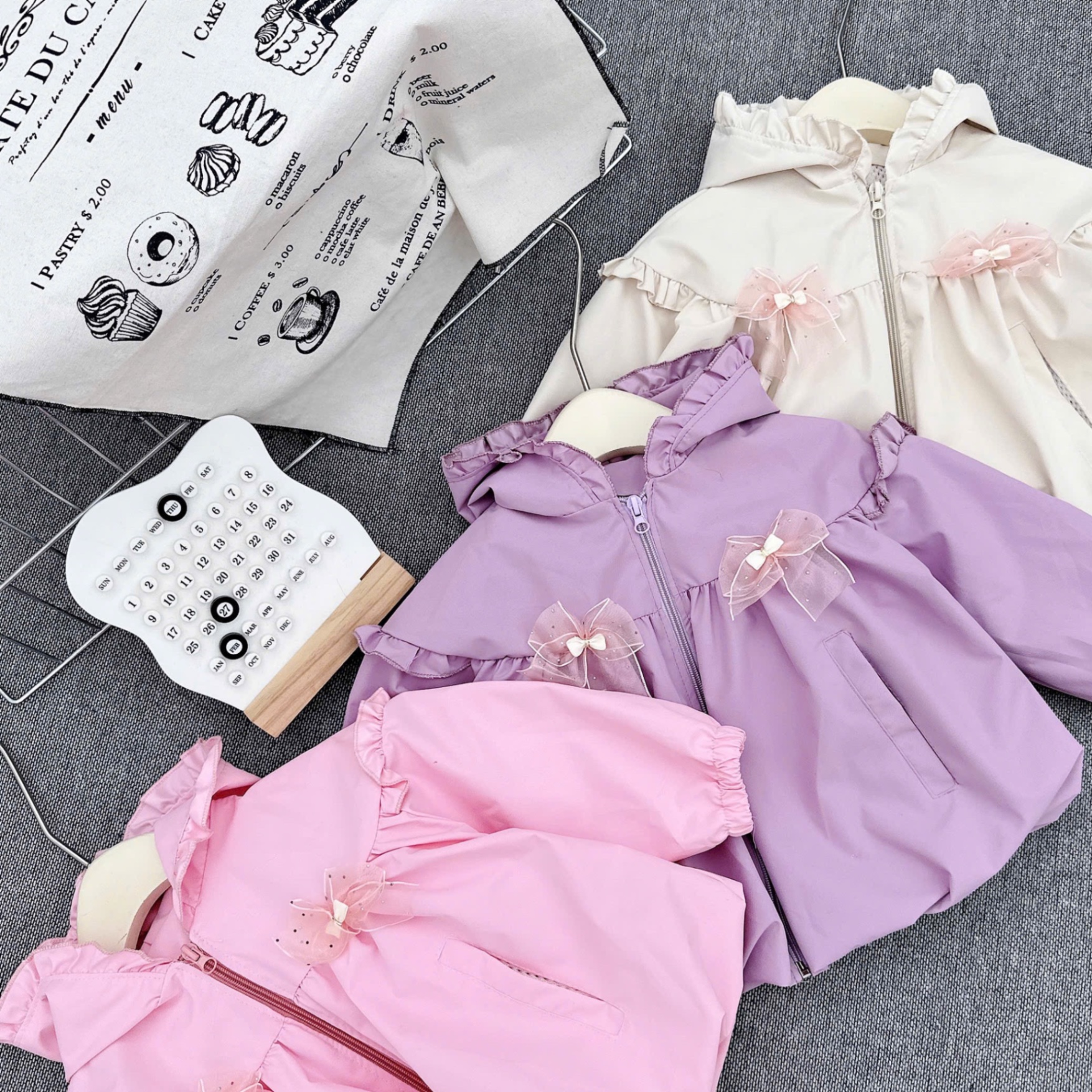 Áo gió mũ liền bé gái