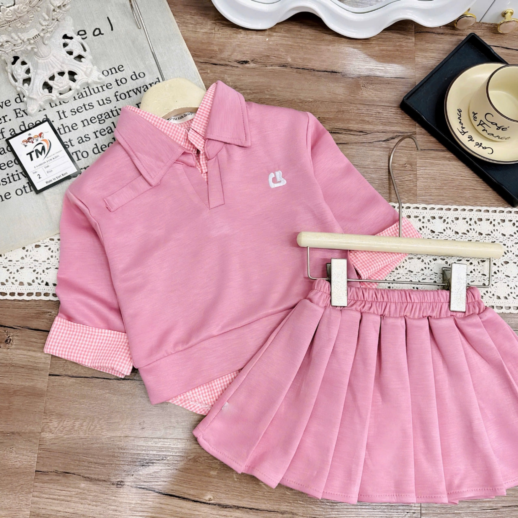 Sét bộ nỉ hồng phối cổ và vạt sơ mi liền cv dập ly bé gái