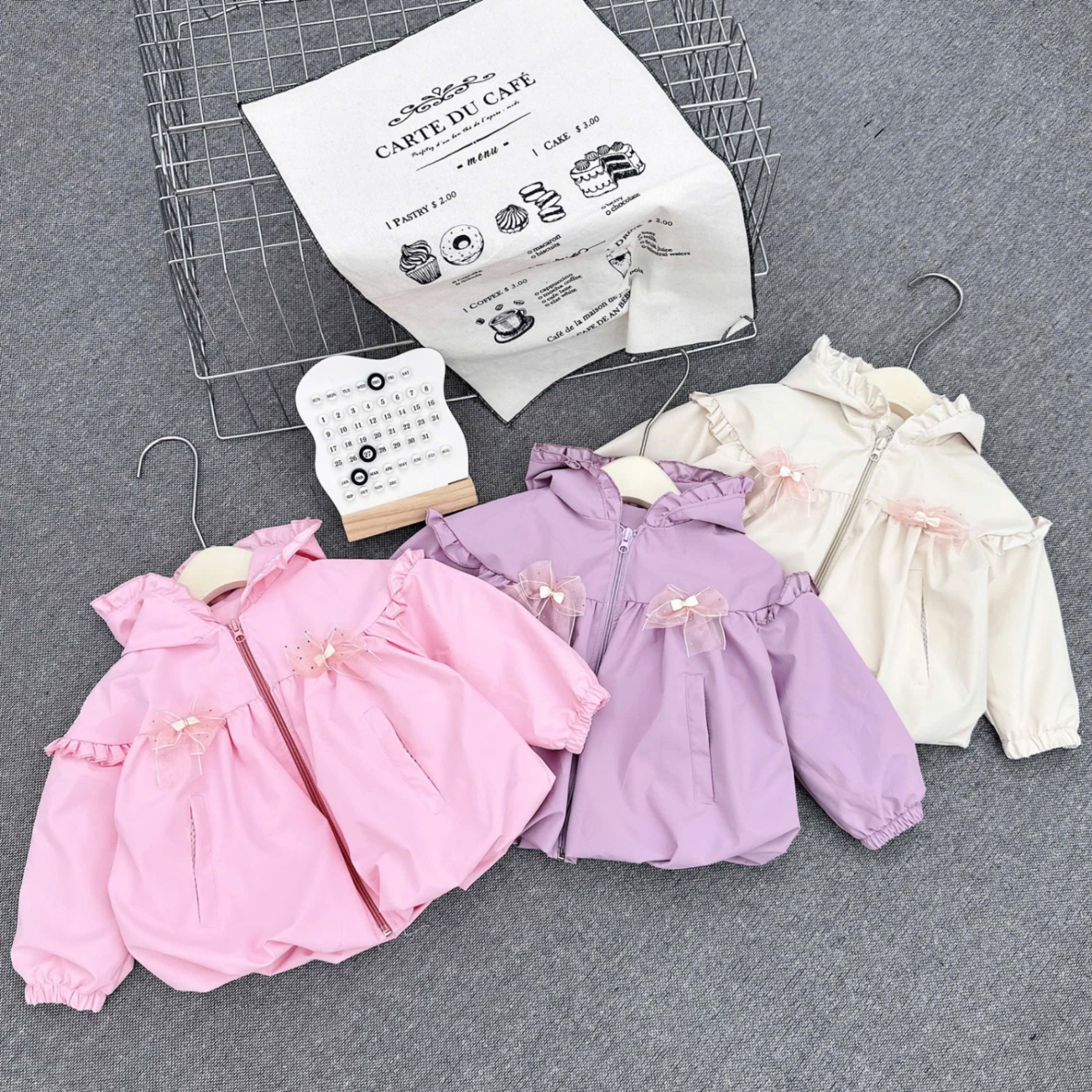 Áo gió mũ liền bé gái