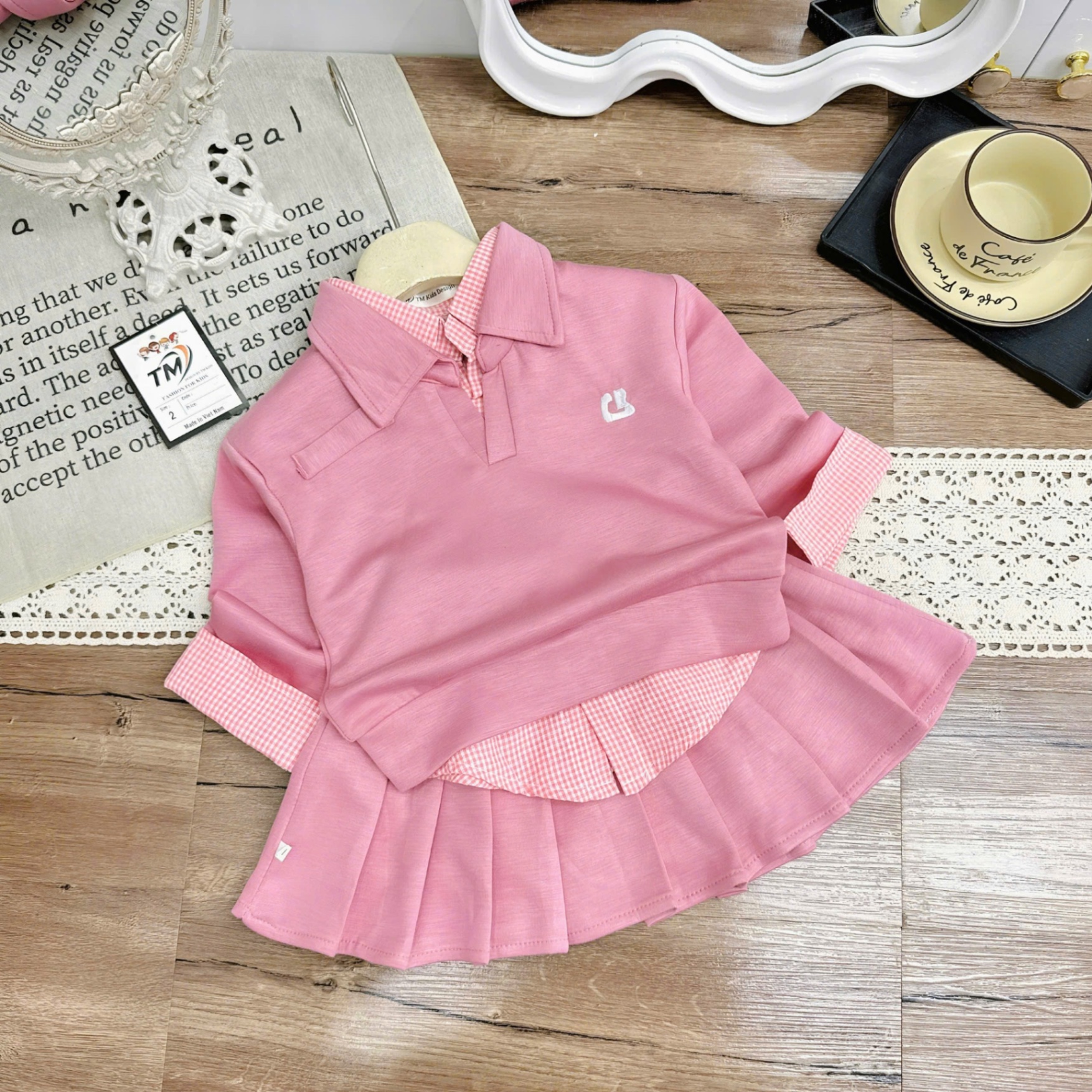 Sét bộ nỉ hồng phối cổ và vạt sơ mi liền cv dập ly bé gái
