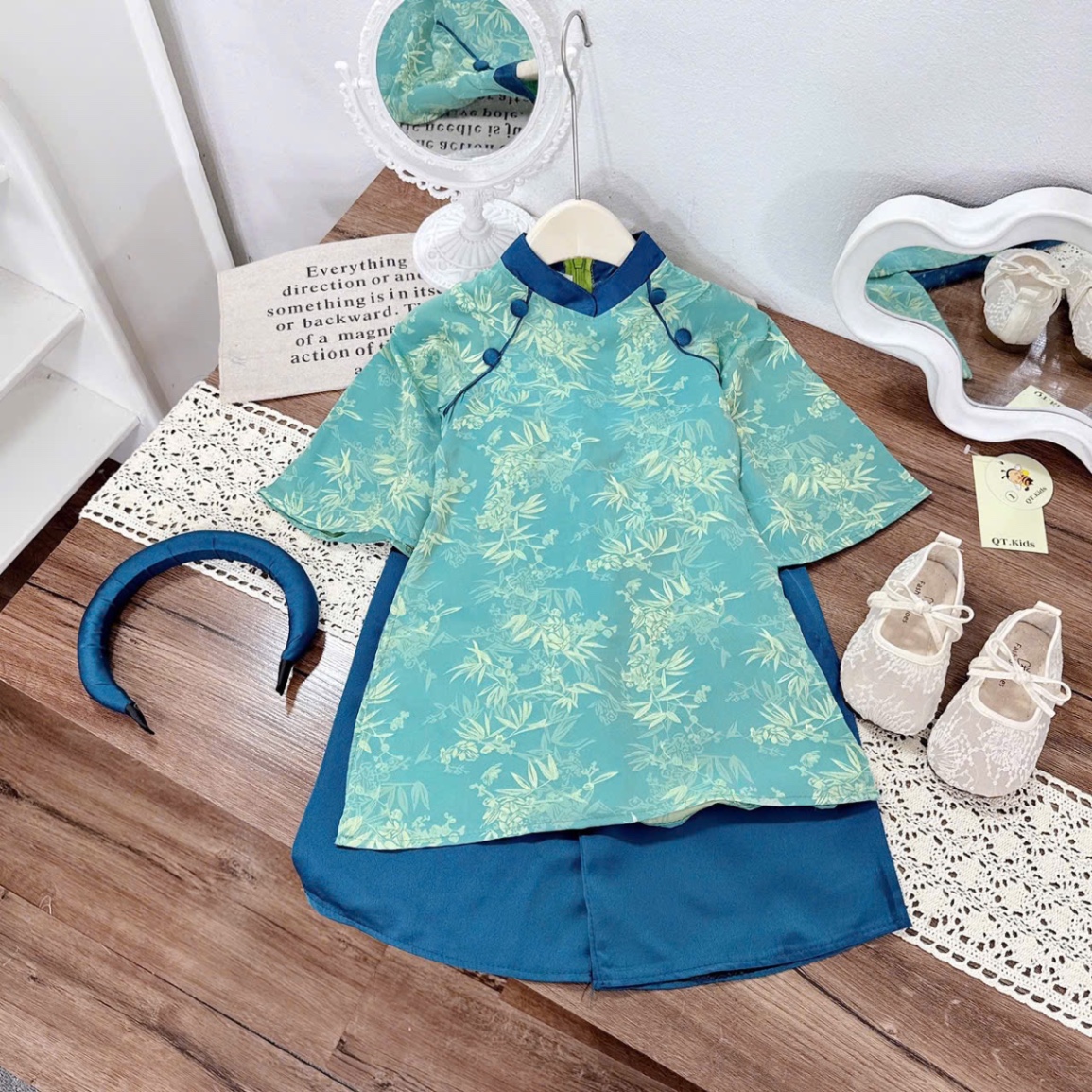 Qt Áo gài gấm lụa kèm bờm bé gái