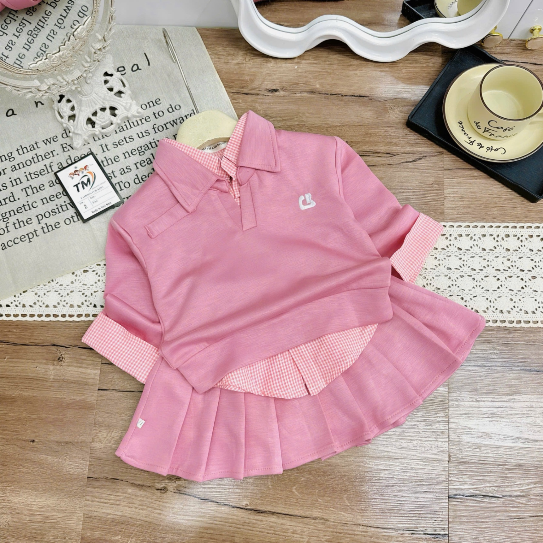 Sét bộ nỉ hồng phối cổ và vạt sơ mi liền cv dập ly bé gái