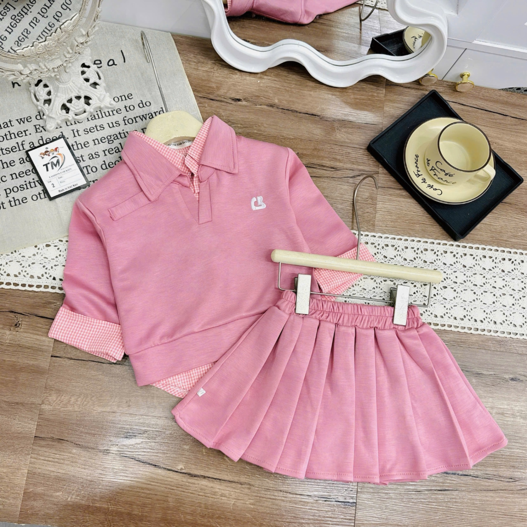 Sét bộ nỉ hồng phối cổ và vạt sơ mi liền cv dập ly bé gái