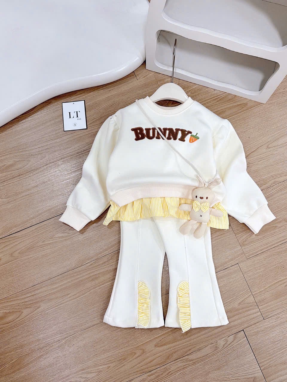 Sét bộ nỉ Bunny quần loe kèm thỏ đeo bé gái