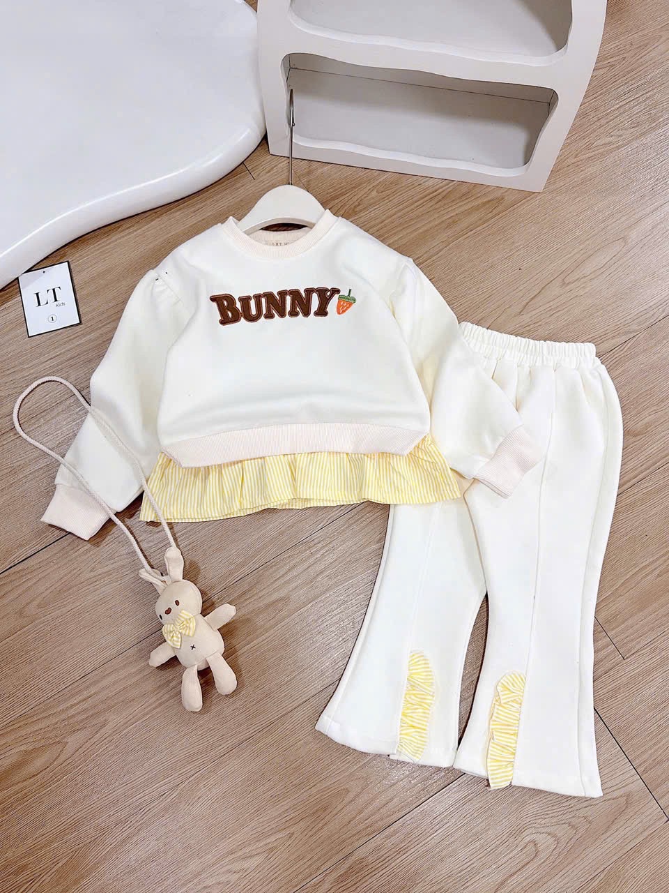 Sét bộ nỉ Bunny quần loe kèm thỏ đeo bé gái