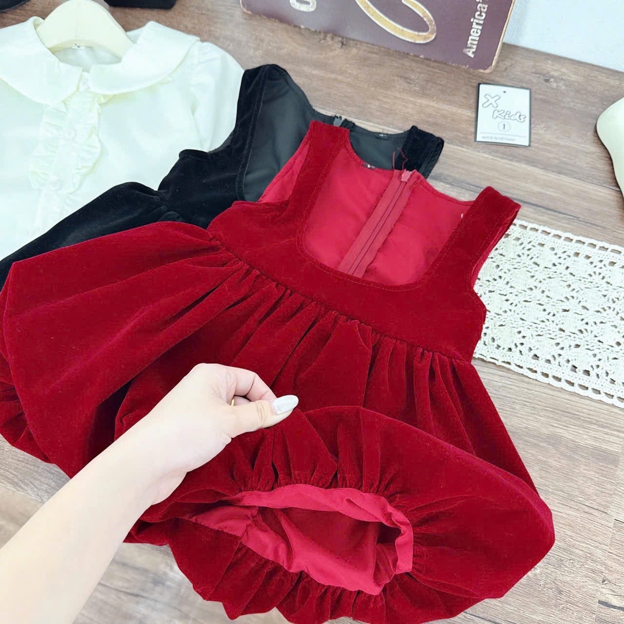 Sét váy nhung bồng kèm áo sơ mi bé gái