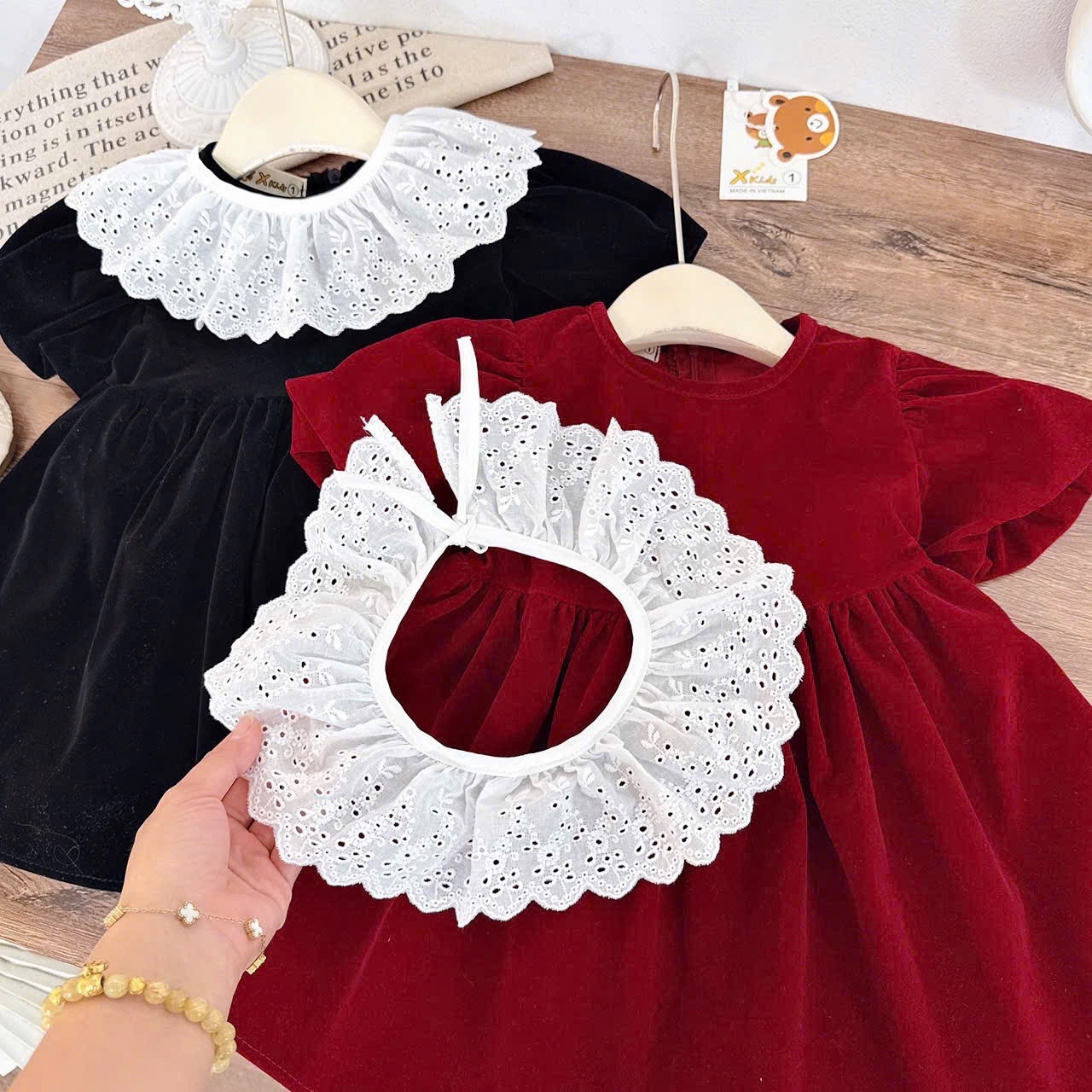 Sét váy nhung babydoll cổ ren bé gái