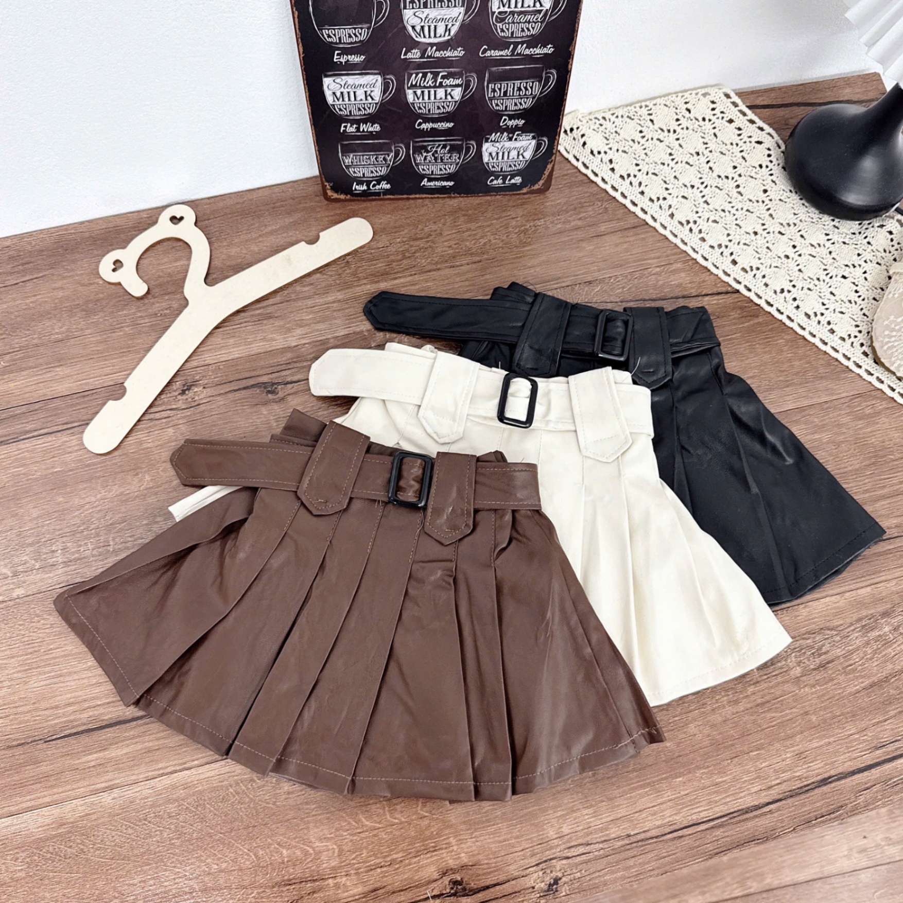 Chân váy da xếp ly kèm đai cho bé