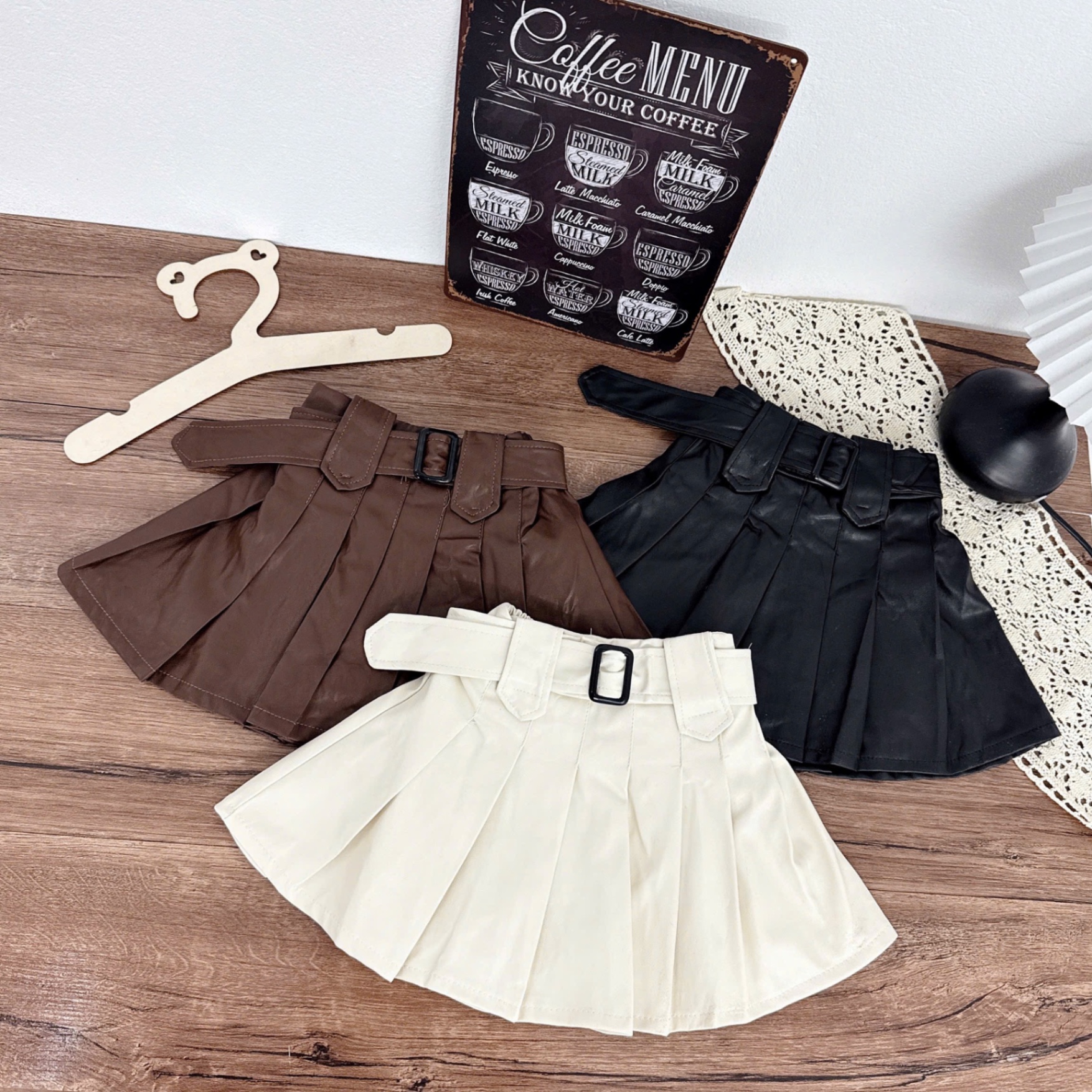 Chân váy da xếp ly kèm đai cho bé